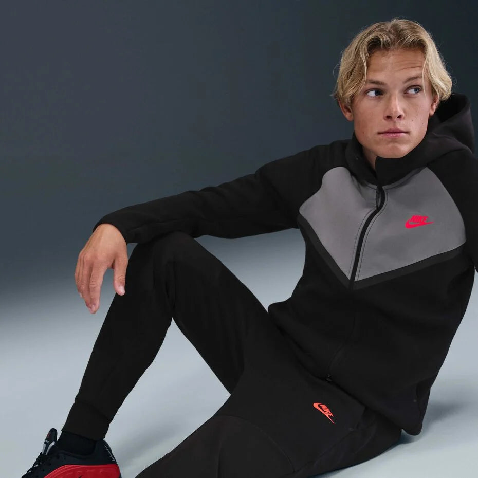 Komplet Nike Tech Fleece Grey-Black-Red